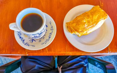 Tipik Meksika yemekleri Tortas Tacos Empanadas Rollos ve Tamales with Coffee in Zicatela Puerto Escondido Oaxaca Meksika.