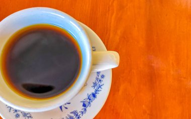 Zicatela Puerto Escondido Mexico 'daki El Cafecito' daki ahşap masada siyah kahve fincanı..