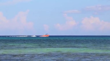 Playa 88 ve Playa del Carmen Quintana Roo Meksika 'daki Punta Esmeralda' dan tropikal Meksika sahili manzaralı rıhtımda vapur vapuru iskelesi ve limanı..