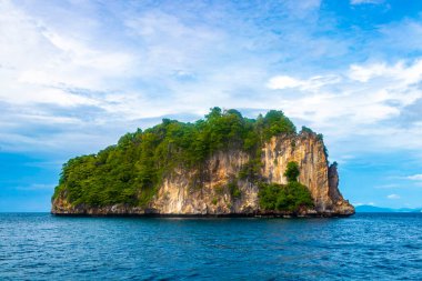 Güneydoğu Asya 'daki Phang Nga Körfezi Krabi Tayland' daki kireçtaşı tepeleri ve turkuaz mavisi suları kayalar..