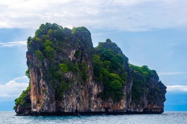 Güneydoğu Asya 'daki Phang Nga Körfezi Krabi Tayland' daki kireçtaşı tepeleri ve turkuaz mavisi suları kayalar..