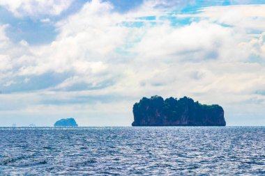 Güneydoğu Asya 'daki Phang Nga Körfezi Krabi Tayland' daki kireçtaşı tepeleri ve turkuaz mavisi suları kayalar..