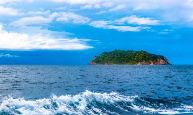 Güneydoğu Asya 'daki Phang Nga Körfezi Krabi Tayland' daki kireçtaşı tepeleri ve turkuaz mavisi suları kayalar..