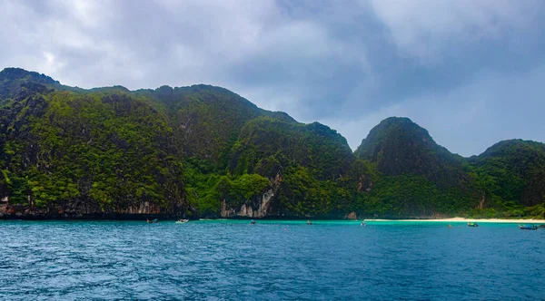 Piękne Tropikalne Wyspy Wapienne Skały Turkusowa Woda Wyspie Koh Phi — Zdjęcie stockowe