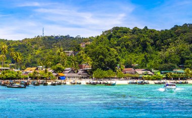 Koh Phi Phi Don Krabi Tayland 21. Ekim 2018 Güneydoğu Asya 'daki Ao Nang Amphoe Mueang Krabi Tayland' daki Koh Phi Phi Don adasındaki kireçtaşı kayaları ve turkuaz su arasındaki güzel plaj lagünü manzarası..