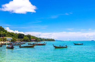 Koh Phi Phi Krabi Tayland 21. Ekim 2018 'de Güneydoğu Asya' daki Ao Nang Amphoe Mueang Krabi Tayland 'daki Koh Phi Phi Don adasındaki kireçtaşı kayaları ve turkuaz su arasındaki ünlü sahil gölünde uzun kuyruklu tekneler..