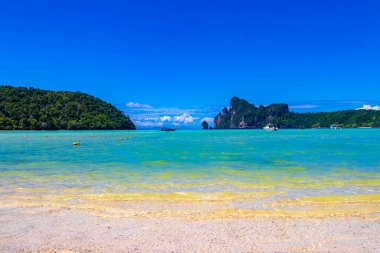 Koh Phi Phi Don Krabi Tayland 22 numara. Ekim 2018 Güneydoğu Asya 'daki Ao Nang Amphoe Mueang Krabi Tayland' daki Koh Phi Phi Don adasındaki kireçtaşı kayaları ve turkuaz su arasındaki güzel plaj lagünü manzarası..