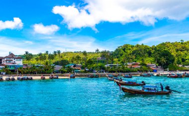 Koh Phi Phi Krabi Tayland 21. Ekim 2018 'de Güneydoğu Asya' daki Ao Nang Amphoe Mueang Krabi Tayland 'daki Koh Phi Phi Don adasındaki kireçtaşı kayaları ve turkuaz su arasındaki ünlü sahil gölünde uzun kuyruklu tekneler..