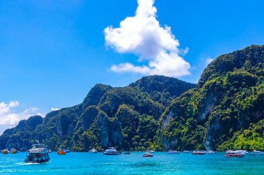 Güneydoğu Asya 'daki Ao Nang Amphoe Mueang Krabi Tayland' daki Koh Phi Phi Don adasındaki güzel tropik kireçtaşı adaları kayalar ve turkuaz mavisi sular..