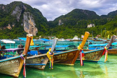 Koh Phi Phi Krabi Tayland 23 numara. Ekim 2018 'de Güneydoğu Asya' daki Ao Nang Amphoe Mueang Krabi Tayland 'daki Koh Phi Phi Don adasındaki kireçtaşı kayaları ve turkuaz su arasındaki ünlü sahil gölünde uzun kuyruklu tekneler..
