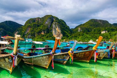 Koh Phi Phi Krabi Tayland 23 numara. Ekim 2018 'de Güneydoğu Asya' daki Ao Nang Amphoe Mueang Krabi Tayland 'daki Koh Phi Phi Don adasındaki kireçtaşı kayaları ve turkuaz su arasındaki ünlü sahil gölünde uzun kuyruklu tekneler..