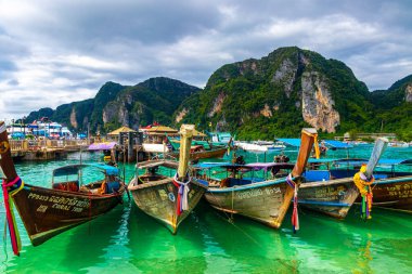 Koh Phi Phi Krabi Tayland 23 numara. Ekim 2018 'de Güneydoğu Asya' daki Ao Nang Amphoe Mueang Krabi Tayland 'daki Koh Phi Phi Don adasındaki kireçtaşı kayaları ve turkuaz su arasındaki ünlü sahil gölünde uzun kuyruklu tekneler..