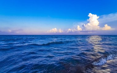 Akşamları Karayip sahillerinde güzel bir gün batımı. Playa del Carmen Quintana Roo Meksika 'da turkuaz mavi sularla..