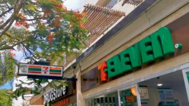 Playa del Carmen Quintana Roo Mexico 07. Eylül 2022 7 Playa del Carmen Quintana Roo Meksika 'da girişi ve logosu olan 11 mağaza..