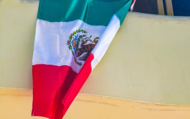 Meksika yeşil kırmızı bayrağı mavi gökyüzü ve bulutlar Zicatela Puerto Escondido Oaxaca Meksika 'da.