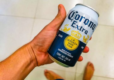 Puerto Escondido Oaxaca Meksika 14. Ocak 2023 Zicatela Puerto Escondido Oaxaca Meksika 'daki dükkanda elinde Corona bira kutusu tutuyordu..