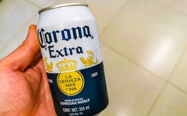 Puerto Escondido Oaxaca Meksika 14. Ocak 2023 Zicatela Puerto Escondido Oaxaca Meksika 'daki dükkanda elinde Corona bira kutusu tutuyordu..