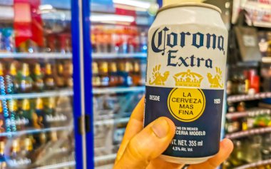 Puerto Escondido Oaxaca Meksika 14. Ocak 2023 'te Zicatela Puerto Escondido Oaxaca Meksika' daki Oxxo mağazasından Corona birası almak..