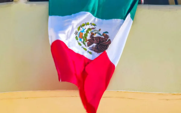 Meksika Yeşil Kırmızı Bayrağı Mavi Gökyüzü Bulutlar Zicatela Puerto Escondido — Stok fotoğraf