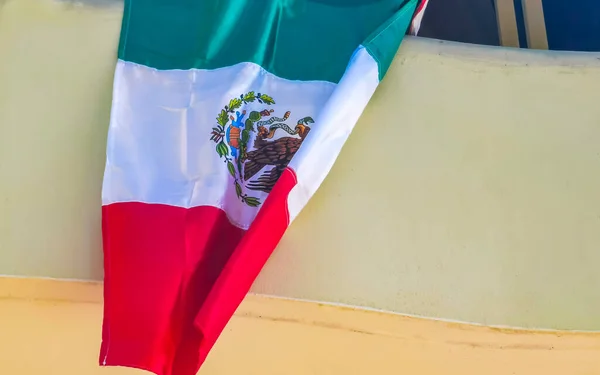 Drapeau Rouge Vert Mexicain Avec Ciel Bleu Nuages Zicatela Puerto — Photo