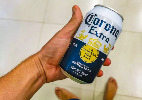 Пуэрто Эскондидо Оахака Мексика Январь 2023 Держать Банку Пива Corona — стоковое фото