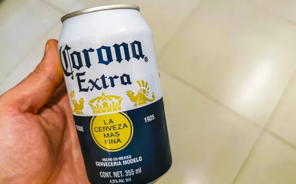 Πουέρτο Εσκοντίντο Οαχάκα Μεξικό Ιανουάριος 2023 Holding Corona Μπύρα Μπορεί — Φωτογραφία Αρχείου
