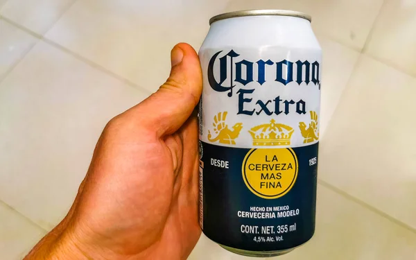 Puerto Escondido Oaxaca Mexico Januari 2023 Memegang Bir Corona Bisa — Stok Foto
