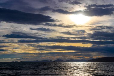 Renkli altın gün batımı ve tropik cennet manzarası turkuaz su plajı ve Güneydoğu Asya 'daki Amphoe Mueang Krabi Tayland' daki Ao Nang Sahili 'ndeki kireçtaşı kayaları arasında..