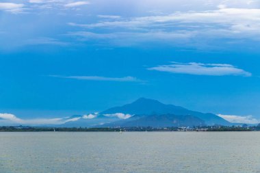 Turkuaz su plajında güzel bir tropik cennet manzarası ve Güneydoğu Asya 'daki Amphoe Mueang Krabi Tayland' daki Ao Nang Sahili 'ndeki kireçtaşı tepeleri ve dağlar arasında..