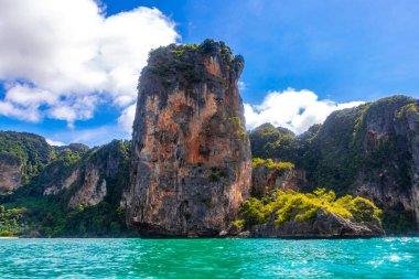 Güneydoğu Asya 'daki Amphoe Mueang Krabi Tayland' daki Ao Nang Sahili 'ndeki kireçtaşı kayalıkları ve turkuaz su tepeleri arasındaki güzel tropik cennet manzarası..
