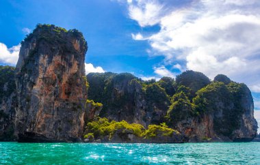 Güneydoğu Asya 'daki Amphoe Mueang Krabi Tayland' daki Ao Nang Sahili 'ndeki kireçtaşı kayalıkları ve turkuaz su tepeleri arasındaki güzel tropik cennet manzarası..