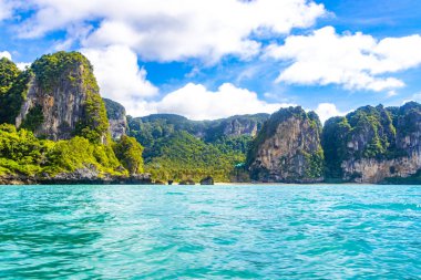 Güneydoğu Asya 'daki Amphoe Mueang Krabi Tayland' daki Ao Nang Sahili 'ndeki kireçtaşı kayalıkları ve turkuaz su tepeleri arasındaki güzel tropik cennet manzarası..