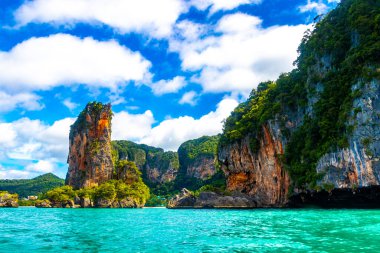 Güneydoğu Asya 'daki Amphoe Mueang Krabi Tayland' daki Ao Nang Sahili 'ndeki kireçtaşı kayalıkları ve turkuaz su tepeleri arasındaki güzel tropik cennet manzarası..