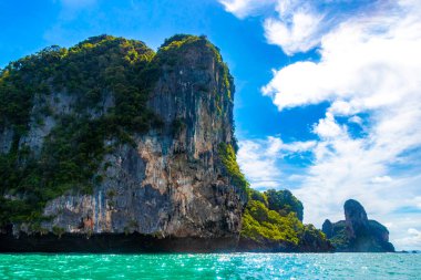 Güneydoğu Asya 'daki Amphoe Mueang Krabi Tayland' daki Ao Nang Sahili 'ndeki kireçtaşı kayalıkları ve turkuaz su tepeleri arasındaki güzel tropik cennet manzarası..