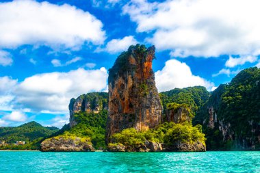 Güneydoğu Asya 'daki Amphoe Mueang Krabi Tayland' daki Ao Nang Sahili 'ndeki kireçtaşı kayalıkları ve turkuaz su tepeleri arasındaki güzel tropik cennet manzarası..
