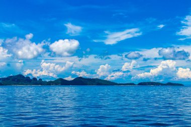 Turkuaz su plajında güzel bir tropik cennet manzarası ve Güneydoğu Asya 'daki Amphoe Mueang Krabi Tayland' daki Ao Nang Sahili 'ndeki kireçtaşı tepeleri ve dağlar arasında..