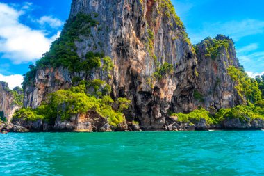 Güneydoğu Asya 'daki Amphoe Mueang Krabi Tayland' daki Ao Nang Sahili 'ndeki kireçtaşı kayalıkları ve turkuaz su tepeleri arasındaki güzel tropik cennet manzarası..