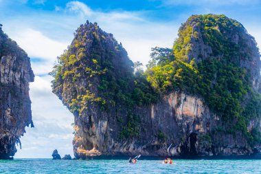Güneydoğu Asya 'daki Amphoe Mueang Krabi Tayland' daki Ao Nang Sahili 'ndeki kireçtaşı kayalıkları ve turkuaz su tepeleri arasındaki güzel tropik cennet manzarası..