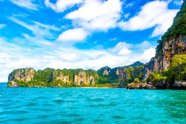 Güneydoğu Asya 'daki Amphoe Mueang Krabi Tayland' daki Ao Nang Sahili 'ndeki kireçtaşı kayalıkları ve turkuaz su tepeleri arasındaki güzel tropik cennet manzarası..