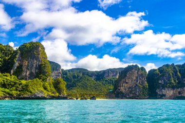 Güneydoğu Asya 'daki Amphoe Mueang Krabi Tayland' daki Ao Nang Sahili 'ndeki kireçtaşı kayalıkları ve turkuaz su tepeleri arasındaki güzel tropik cennet manzarası..