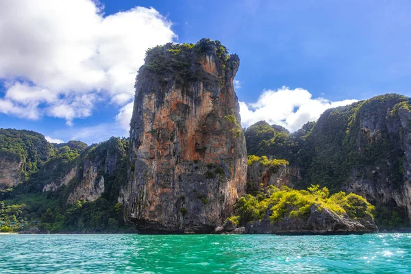 Güneydoğu Asya 'daki Amphoe Mueang Krabi Tayland' daki Ao Nang Sahili 'ndeki kireçtaşı kayalıkları ve turkuaz su tepeleri arasındaki güzel tropik cennet manzarası..