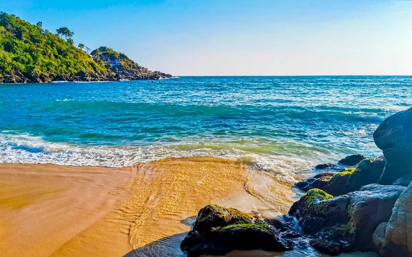 Strand Sand Türkisblaues Wasser Felsen Felsen Felsen Sonnenliegen Menschen Palmen — Stockfoto
