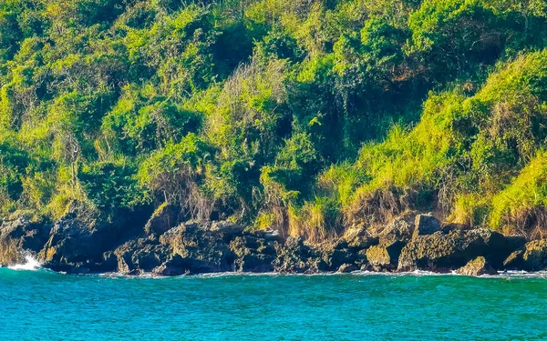 墨西哥瓦哈卡港的海滩上 海滩上 绿松石蓝色的水岩悬崖峭壁 大石头 — 图库照片