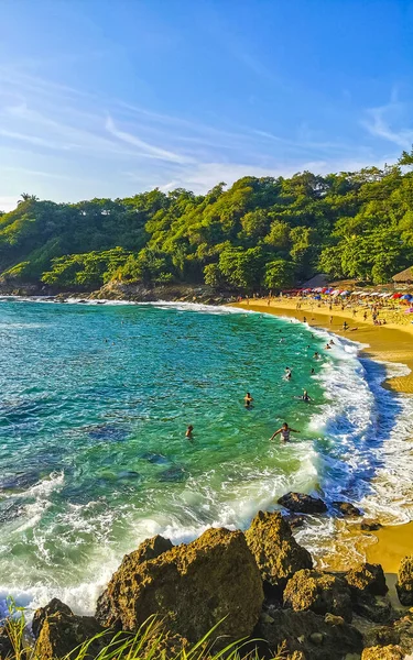 Puerto Esconddo Oaxacaメキシコ14 2022年11月ビーチサンドターコイズブルーの水岩崖岩サンラウンジャー人々ヤシの木とプエルトエスコンディドオアハカのビーチの巨大なサーファーの波メキシコ — ストック写真