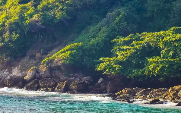 Strand Sand Türkisblaues Wasser Felsen Felsen Felsen Sonnenliegen Menschen Palmen — Stockfoto