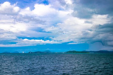 Turkuaz su plajı ve Phuket Adası Tayland 'daki Ratsada Amphoe Mueang Phuket' teki kireçtaşı kayaları arasında güzel bir tropik cennet manzarası..