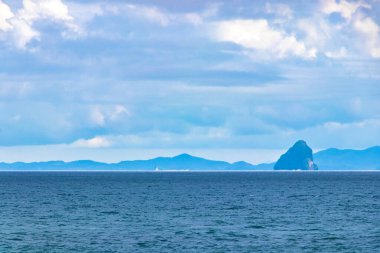 Turkuaz su plajı ve Phuket Adası Tayland 'daki Ratsada Amphoe Mueang Phuket' teki kireçtaşı kayaları arasında güzel bir tropik cennet manzarası..