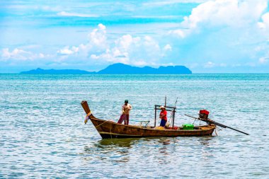 Ratsada Phuket Tayland 23 numara. Ekim 2018 Feribot uzun kuyruklu yat ve yüksek dalgalarla turkuvaz su sahili boyunca Phuket Adası Tayland 'daki Ratsada' daki kireçtaşı kayaları arasında seyahat..