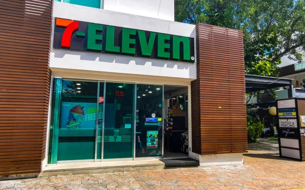 Playa del Carmen Quintana Roo Mexico 07. Eylül 2022 7 Playa del Carmen Quintana Roo Meksika 'da girişi ve logosu olan 11 mağaza..