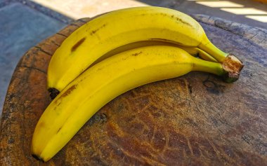 Zicatela Puerto Escondido Oaxaca Meksika 'daki ahşap masada muz meyveleri..